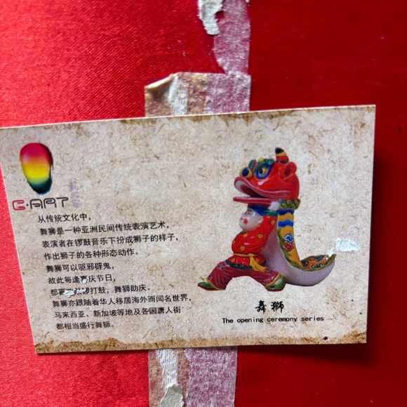 Vintage Porcelain Chinese Lion Dance Statue - Signed -In original Box - Picture 12 of 12